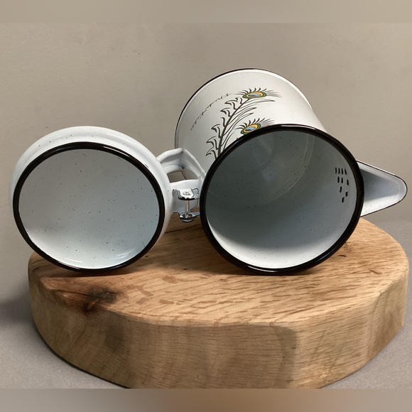 🟢 Vintage Frida Kahlo enamel coffee pot kettle - Extremely Gently Used Condition - Picture 7 of 13